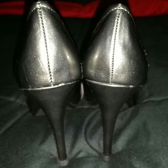 Silver heels - Picture 3 of 3